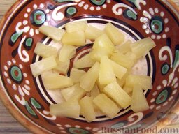 Салат "Сельдь с ананасами": Ананасы просушить. Если ананас в колечках, их нужно нарезать.