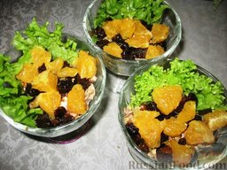 Салат "Черная курица" с мясом криля: Мясо посыпать орехами, выложить кусочки чернослива и апельсина.
