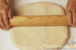 Дрожжевой хлеб с маком в виде батона: 6. Снова обмять тесто и оставить отдохнуть при комнатной температуре на 5 минут, а затем раскатать в прямоугольник толщиной примерно 1 сантиметр.
