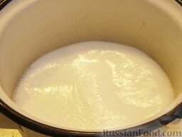 Заварной крем с грецкими орехами: Вскипятить молоко, затем убавить огонь до слабого.