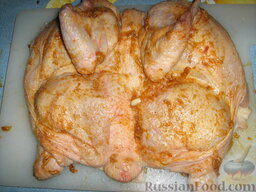 Цыпленок табака: Получившейся смесью натереть цыпленка с обеих сторон. Оставить мариноваться минимум на час, но если дольше, то лучше.