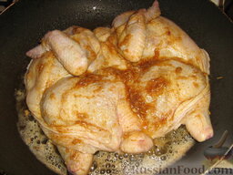 Цыпленок табака: Выложить цыпленка грудкой вниз. Лучше использовать большую конфорку, но, начиная на среднем огне, уменьшать затем нагрев до минимальной мощности.