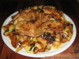 Цыпленок табака: На той же сковороде, где жарился цыпленок табака, я обжариваю лук и картофель ломтиками, получается остренько и вкусно.   Приятного аппетита!