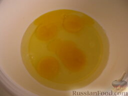 Закусочный рулет из омлета: Как приготовить рулет из омлета:    В миску вбить куриные яйца.