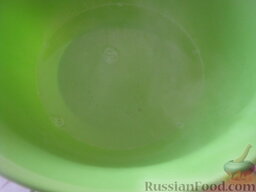 Вареники с кислой капустой: В миску влить 1 стакан теплой воды и добавить соль.