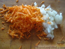 Борщ постный с фасолью: Пока варится фасоль очистить и помыть лук и морковь. Лук нарезать кубиками. Морковь натереть на крупной терке или нарезать тонкой соломкой.