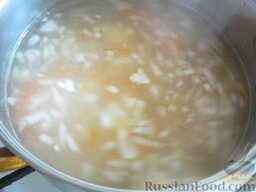 Борщ постный с фасолью: Когда фасоль сварилась, добавить в кастрюлю лук, картофель, морковь и капусту. Варить около 15 минут.