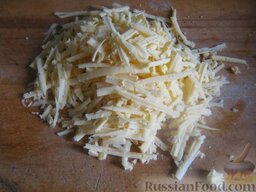Блинчатый пирог с шампиньонами: Натереть твердый сыр на крупной терке.