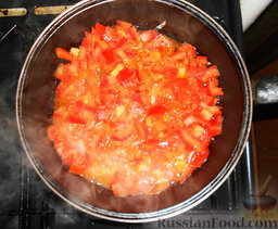 Макароны с фаршем и овощами: Параллельно начинаем обжаривать помидоры.