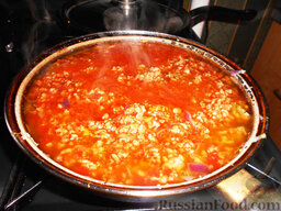 Макароны с фаршем и овощами: В обжаренный фарш добавляем томатную пасту (в моем случае -  острая).