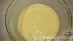 Рулет-омлет: Вбить яйца в миску, посолить по вкусу и взбить миксером в пену.