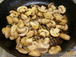 Куриные бедрышки, фаршированные грибами: На сковороде разогреть 1 ст. ложку растительного масла. Грибы обжаривать на сильном огне, помешивая, до полного выпаривания воды и слегка золотистого цвета (10 минут). Переложить в тарелку.