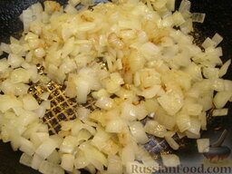 Куриные бедрышки, фаршированные грибами: И снова разогреть 1 ст. ложку растительного масла. Обжаривать лук на среднем огне, помешивая, до золотистого цвета (7-8 минут).