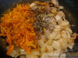 Куриные бедрышки, фаршированные грибами: Переложить к луку морковь и грибы, добавить соль, перец, базилик. Перемешать и прогреть (2-3 минуты). Переложить в тарелку.