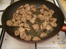 Плов с куриными сердечками: На сковороде разогреть 1 ст. ложку растительного масла. На сильном огне обжарить сердечки, помешивая, до румяной корочки (7-9 минут).