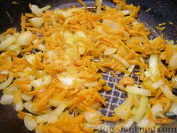 Плов с куриными сердечками: На сковороде разогреть 1 ст. ложку растительного масла. Выложить морковь и лук. Жарить, помешивая, на среднем огне 5-7 минут.