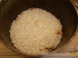 Плов с куриными сердечками: Затем аккуратно насыпать рис. Не перемешивать!