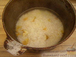 Плов с куриными сердечками: Залить рис горячей водой так, чтобы она покрывала рис на палец. Посолить. Тушить на среднем огне, под крышкой, пока не впитается вода (15 минут).