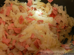 Капустная запеканка с сыром (в мультиварке): К сосискам добавьте капусту и жарьте еще 20 минут на режиме 