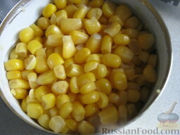 Вегетарианский плов с овощами: Тем временем вскипятить чайник. Открыть баночку сладкой консервированной кукурузы.