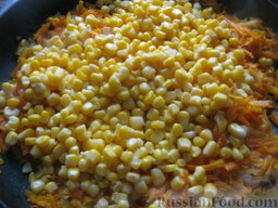 Вегетарианский плов с овощами: В сковороду выложить кукурузу с соком. Посолить, поперчить, добавить любимые специи. Перемешать и тушить 1 минуту.