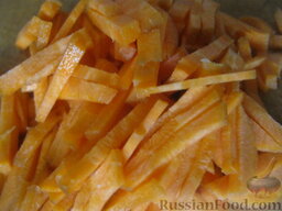 Постный грибной суп с гречкой: Почистить, помыть и нарезать тонкой соломкой морковь.