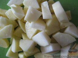 Постный грибной суп с гречкой: Почистить, помыть и нарезать кубиками картофель.