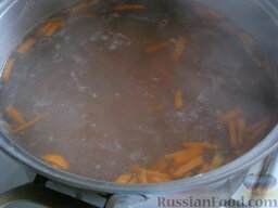 Постный грибной суп с гречкой: Сложить в кастрюлю подготовленные картофель, морковь и гречневую крупу. Залить кипятком (около 2 л). Варить около 15 минут на среднем огне под крышкой.