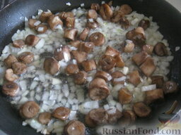 Постный грибной суп с гречкой: Разогреть сковороду, налить растительное масло. В горячее масло выложить грибы и репчатый лук. Тушить, помешивая, на среднем огне около 10 минут.