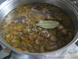 Постный грибной суп с гречкой: Выложить зажарку в кастрюлю. Посолить, поперчить, добавить лавровый лист. Варить грибной суп с гречкой на самом маленьком огне под крышкой 5-7 минут.