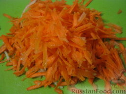 Салат "Любительский": Морковь очистить, помыть и натереть на крупной терке (или нарезать  тонкой соломкой).