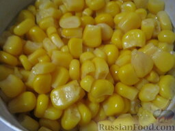 Салат "Любительский": Открыть баночку консервированной кукурузы. Слить жидкость.