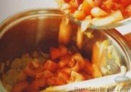 Рыбный суп с креветками: Как приготовить рыбный суп с креветками:    1. В большой толстостенной кастрюле разогреть оливковое масло, высыпать весь лук и готовить, помешивая, до мягкого состояния. Затем добавить чеснок, помидоры и томатную пасту, готовить, помешивая, около 5 минут.