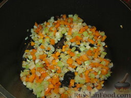 Рубец с фасолью и картофелем: Лук, морковь и сельдерей, нарезанные кубиком, обжариваем на оливковом масле.