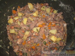Рубец с фасолью и картофелем: Перчим и добавляем измельченную петрушку.
