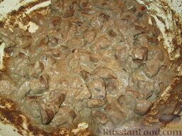 Печень с грибами и тыквой: Добавить сливки и лавровый лист,  прогреть печень с грибами и тыквой 3 минуты. Поперчить.