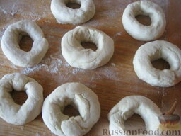 Творожные пончики: Руками раскатать маленькие колбаски, сформировать колечки.