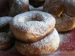 Творожные пончики: Творожные пончики жареные в масле готовы. Посыпать сахарной пудрой и можно подавать.  Приятного аппетита!