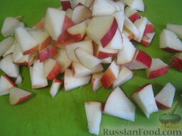 Сладкий омлет с яблоками: Как приготовить сладкий омлет с яблоками:    Яблоки помыть, очистить (можно очистить только от семенной коробочки) и нарезать небольшими кусочками.