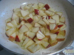 Сладкий омлет с яблоками: В горячее масло выложить яблоки. Тушить на среднем огне около 5 минут, помешивая.