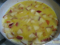 Сладкий омлет с яблоками: Тушеные яблоки залить яичной смесью. Закрыть крышкой и выпекать сладкий омлет с яблоками на самом маленьком огне до готовности (около 5-7 минут).
