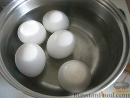 Яйца, фаршированные консервированной рыбой: Как приготовить фаршированные яйца:    Яйца залить холодной водой, сварить вкрутую (10 минут), остудить под холодной водой.