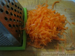 Тушеная капуста с мясом и картофелем: Морковь  почистить, помыть и натереть на крупной терке.