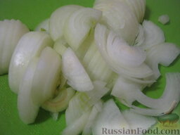 Тушеная капуста с мясом и картофелем: Лук репчатый почистить, помыть и нарезать тонкими полукольцами.