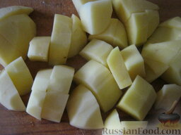 Тушеная капуста с мясом и картофелем: Картофель почистить, помыть и нарезать кубиками.