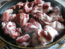 Тушеная капуста с мясом и картофелем: Разогреть сковороду, налить растительное масло. Выложить подготовленное мясо. Обжарить мясо до золотистого цвета со всех сторон. Около 10 минут.