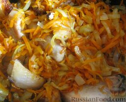 Тушеная капуста с мясом и картофелем: Добавить лук и морковь, тушить все вместе 5-7 минут, помешивая.