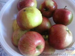 Простое варенье из яблок: Как варить варенье из яблок:    Яблоки вымыть, сложить в большую миску, залить раствором пищевой соды. Оставить на 5 минут (это для того, чтобы яблоки не разваривались). Затем промыть яблоки холодной водой.