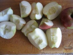 Простое варенье из яблок: Яблоки очистить, нарезать четвертушками или дольками, удалить сердцевину.