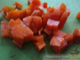 Винегрет с кальмарами: Морковь очистить и нарезать кубиками.